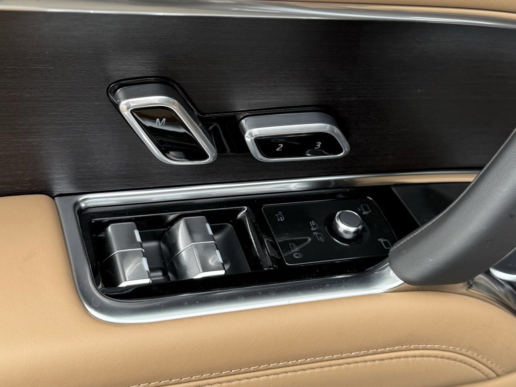 New 2025 Land Rover Range Rover Long Wheelbase SE image 14