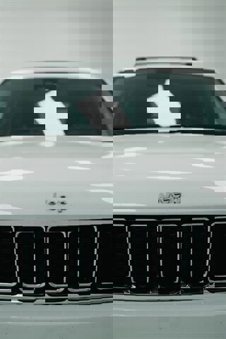 Used 2022 Jeep Grand Cherokee Limited image 2