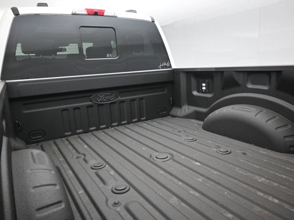 New 2026 Ford F250 Lariat w/ Black Appearance Package image 24