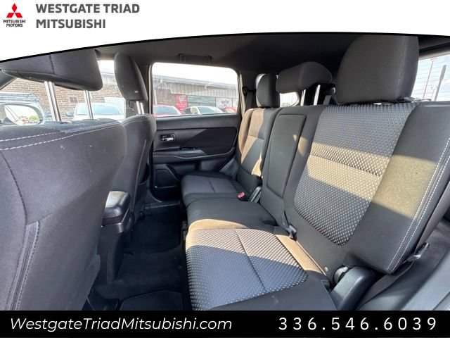 Used 2018 Mitsubishi Outlander LE AWD/4WD image 18