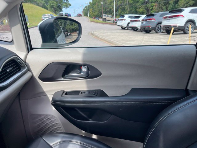 Used 2023 Chrysler Pacifica Touring-L FWD image 29