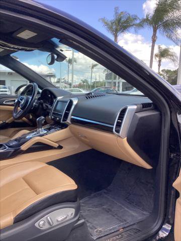 Used 2016 Porsche Cayenne w/ Premium Package AWD/4WD image 29