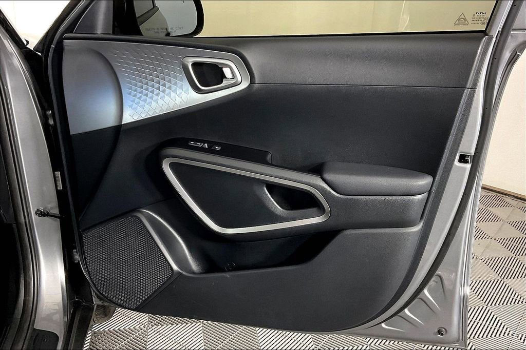 Used 2025 Kia Soul LX image 25
