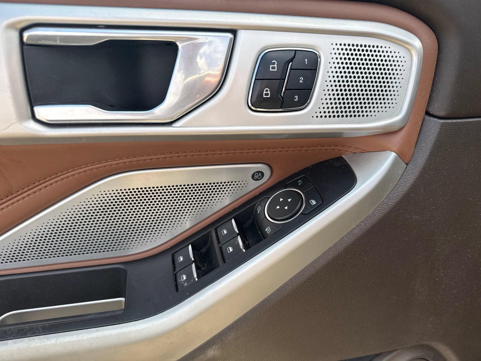 Used 2021 Ford Explorer King Ranch w/ Premium Technology Package RWD image 11