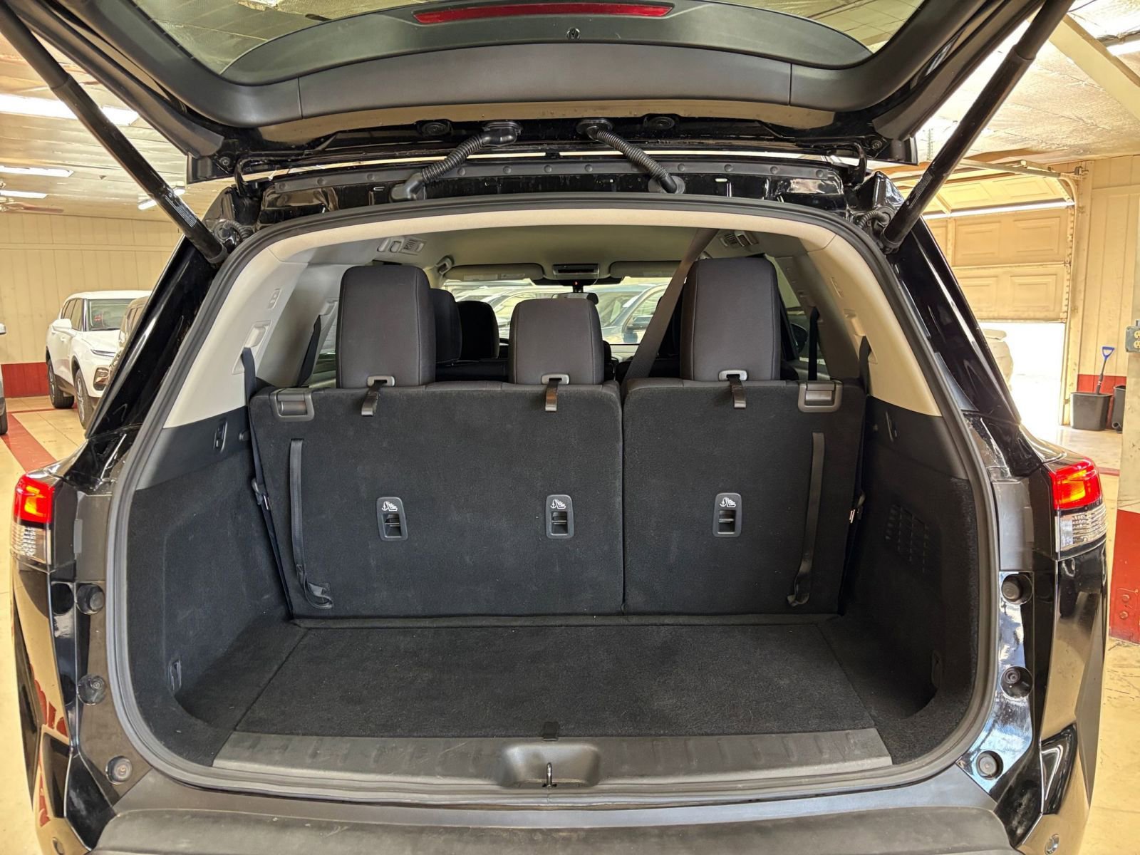 Used 2025 Nissan Pathfinder SV FWD image 34
