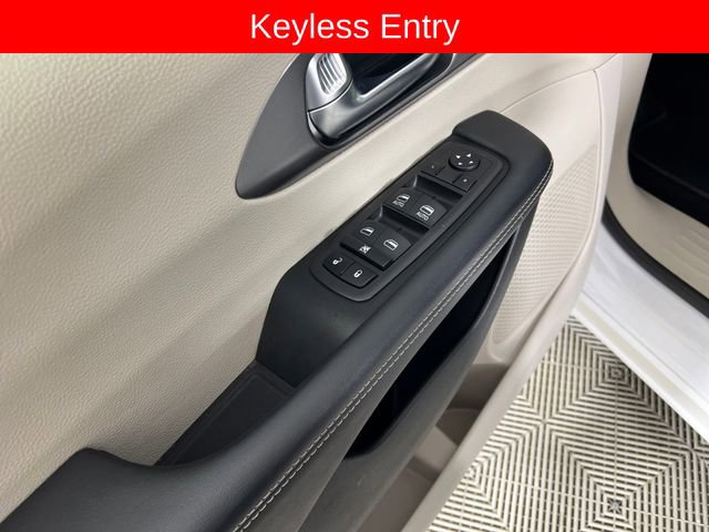 Used 2024 Chrysler Pacifica Touring-L image 14