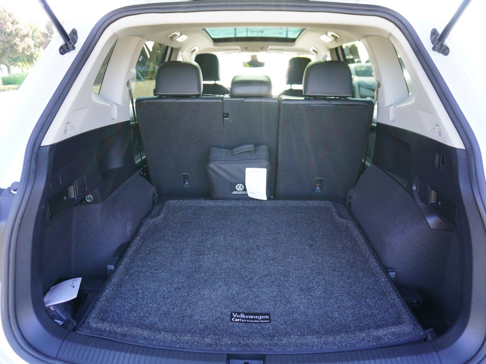 Used 2023 Volkswagen Tiguan SE AWD/4WD image 12