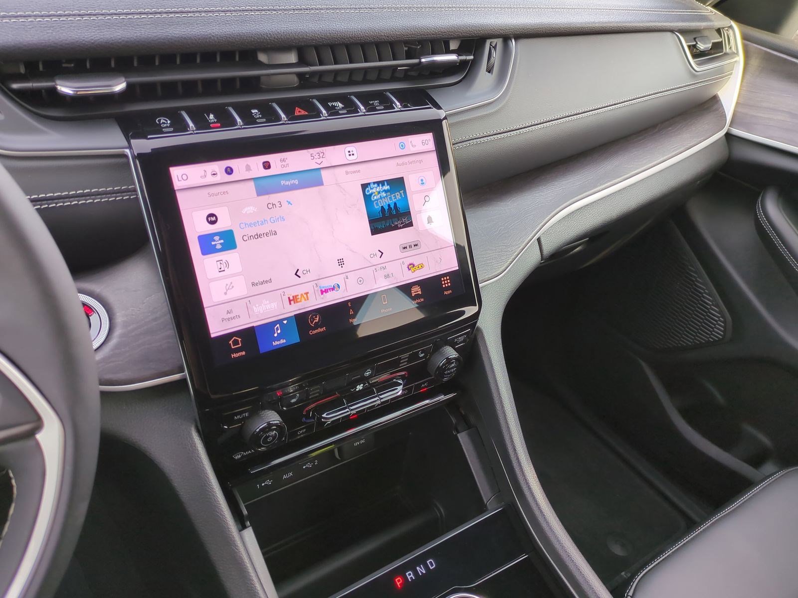 Used 2025 Jeep Grand Cherokee Limited w/ Black Appearance Package RWD image 30