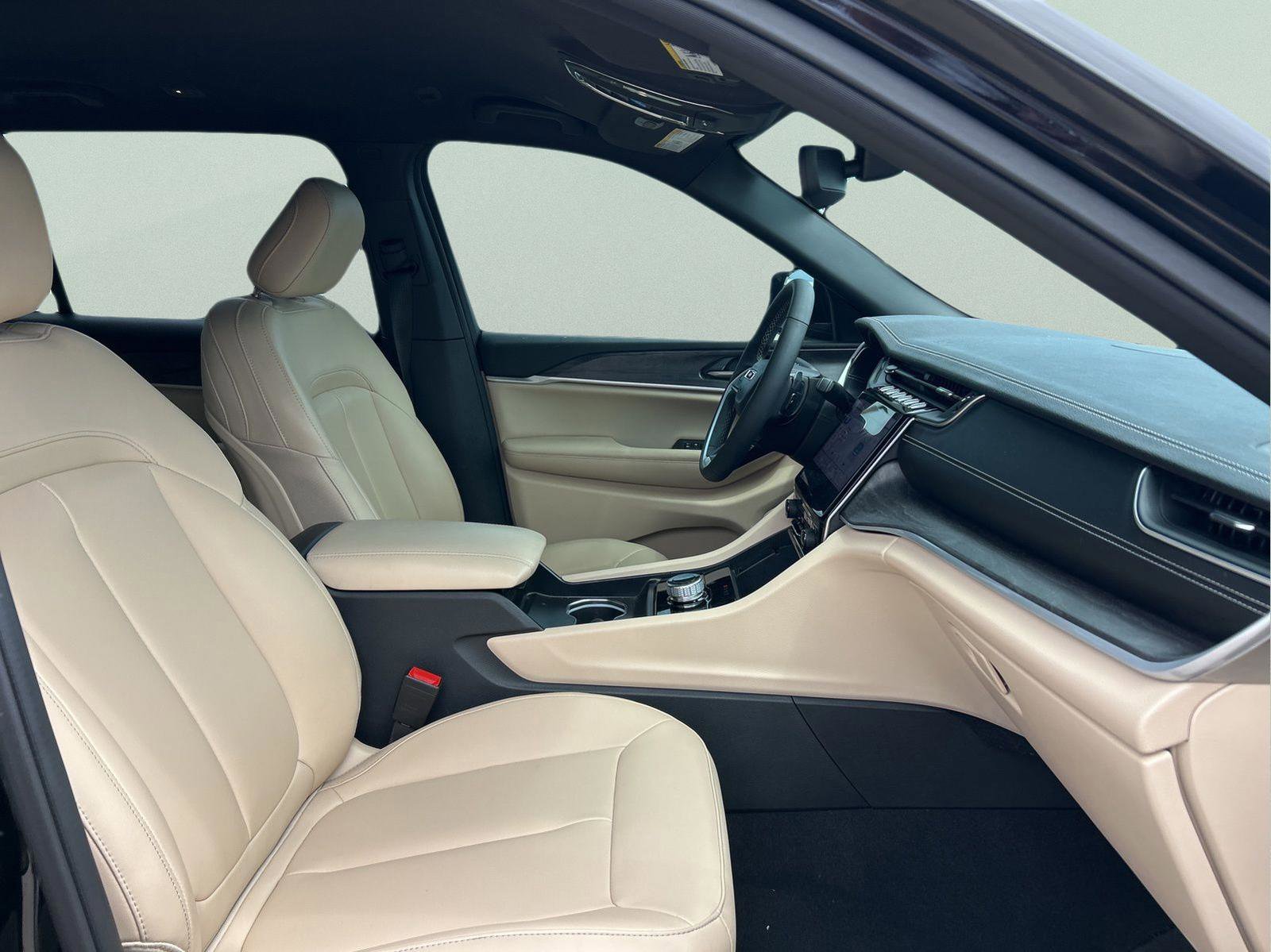 Certified 2024 Jeep Grand Cherokee L Limited w/ Black Appearance Package image 13