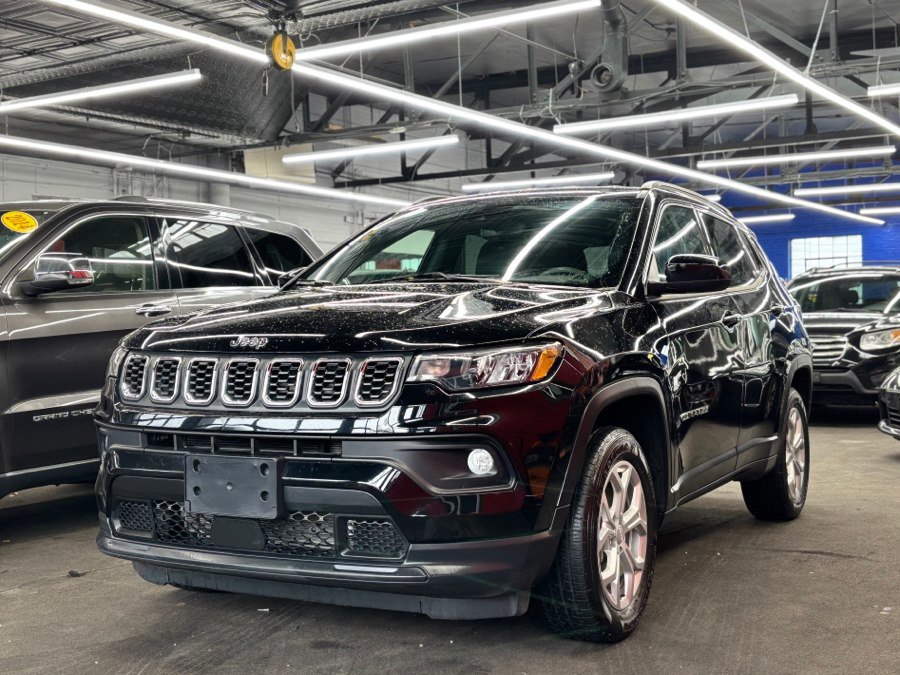 Used 2024 Jeep Compass Latitude AWD/4WD image 1