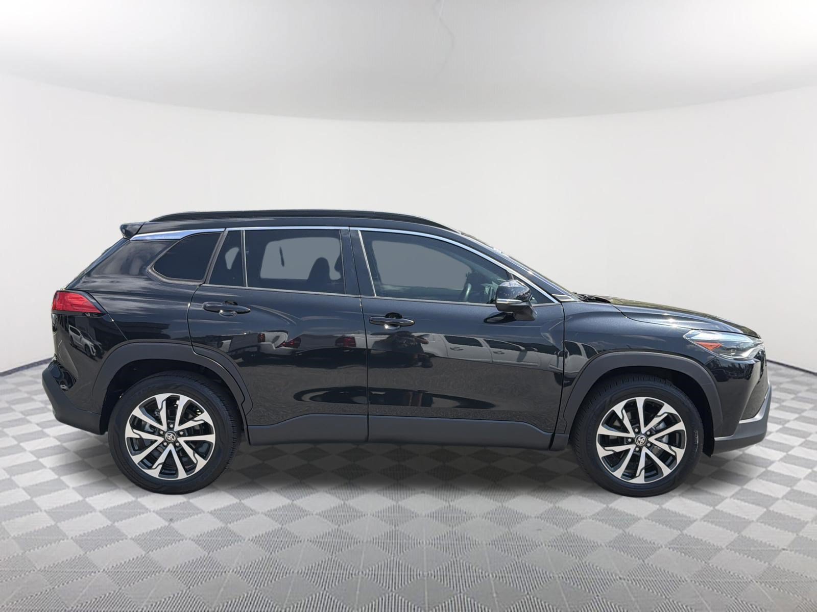 Used 2022 Toyota Corolla Cross XLE w/ Convenience Package FWD image 7