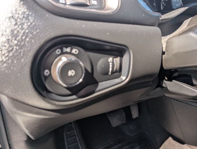 Used 2023 Jeep Renegade Latitude w/ Premium Group AWD/4WD image 16
