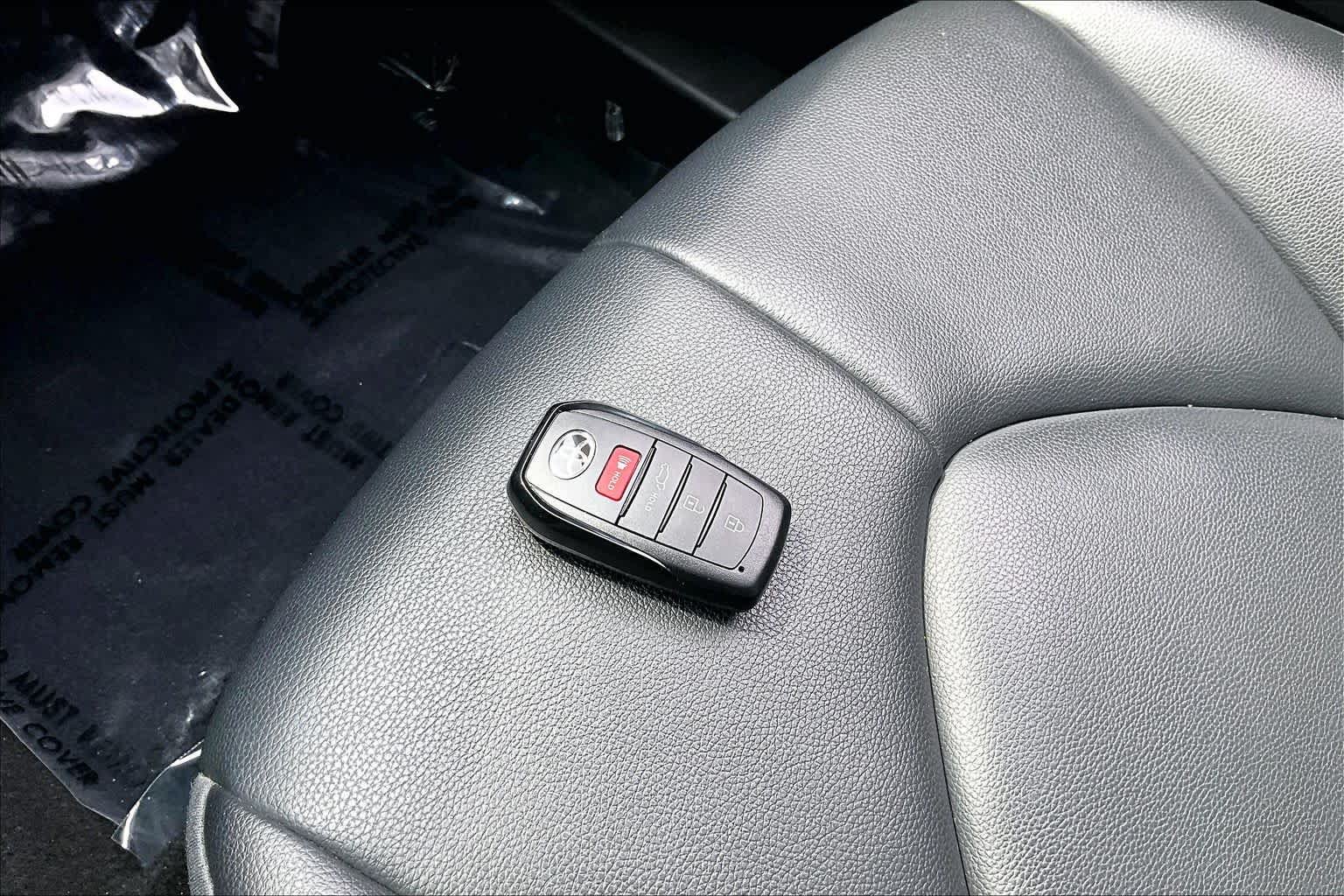 Used 2024 Toyota Highlander XLE AWD/4WD image 15