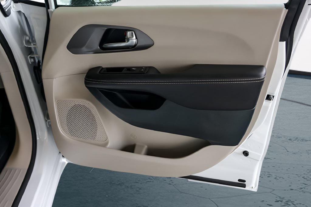 Used 2024 Chrysler Pacifica Limited FWD image 31