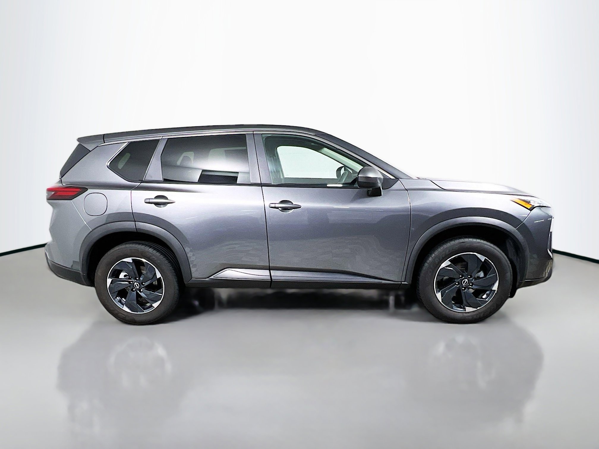 Used 2024 Nissan Rogue SV image 3