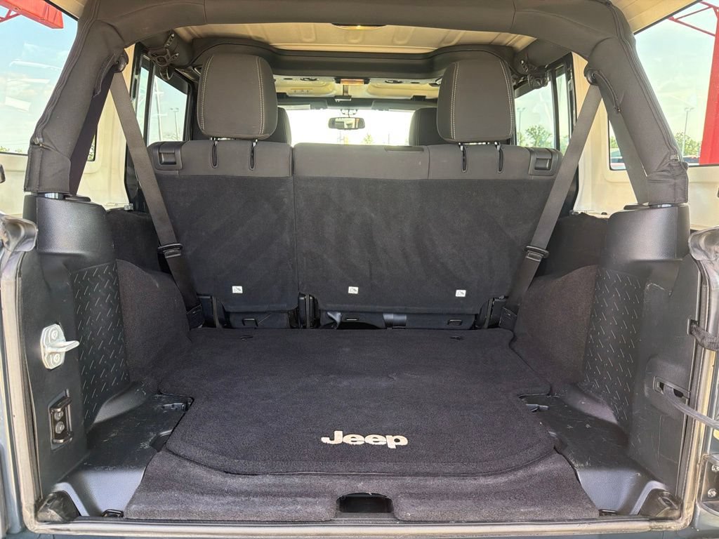 Used 2016 Jeep Wrangler Unlimited Rubicon w/ Connectivity Group AWD/4WD image 18