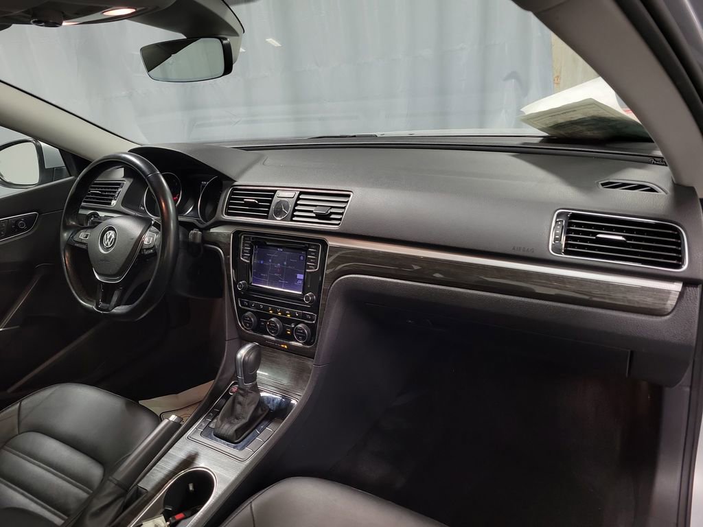 Used 2017 Volkswagen Passat 1.8T SEL Premium image 27