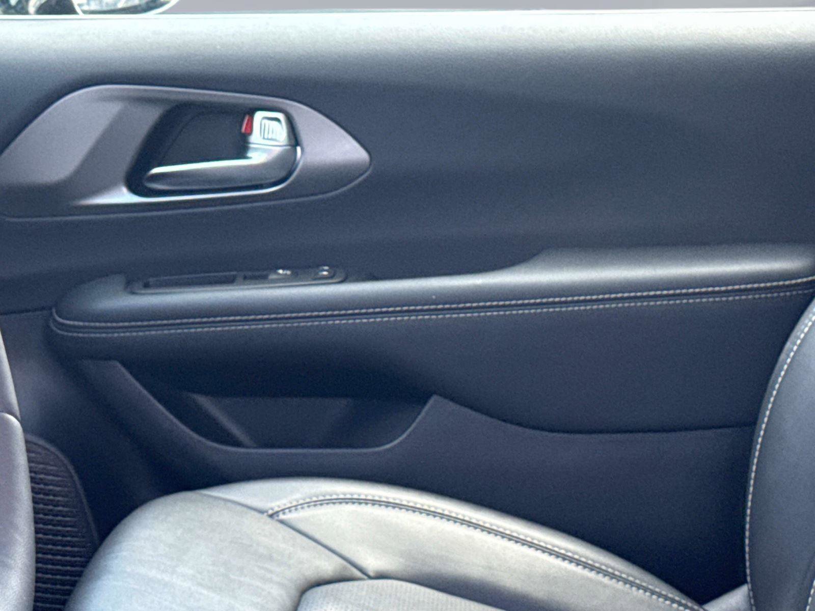 Used 2025 Chrysler Pacifica Select FWD image 22