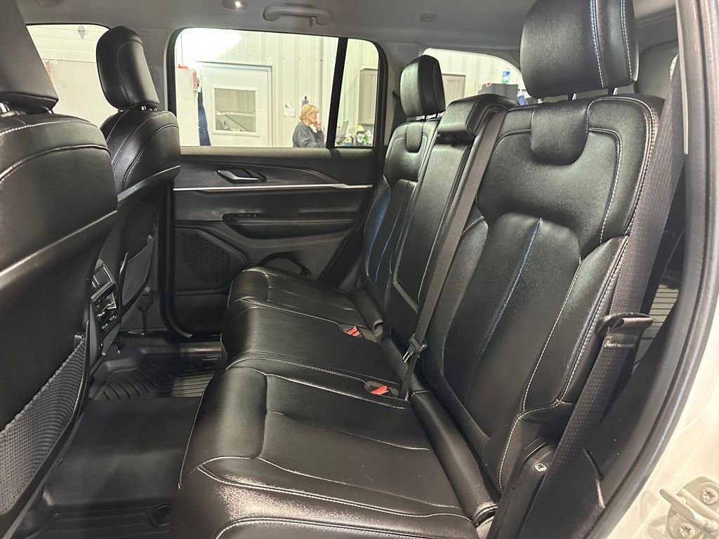 Used 2023 Jeep Grand Cherokee Limited w/ Black Appearance Package AWD/4WD image 27