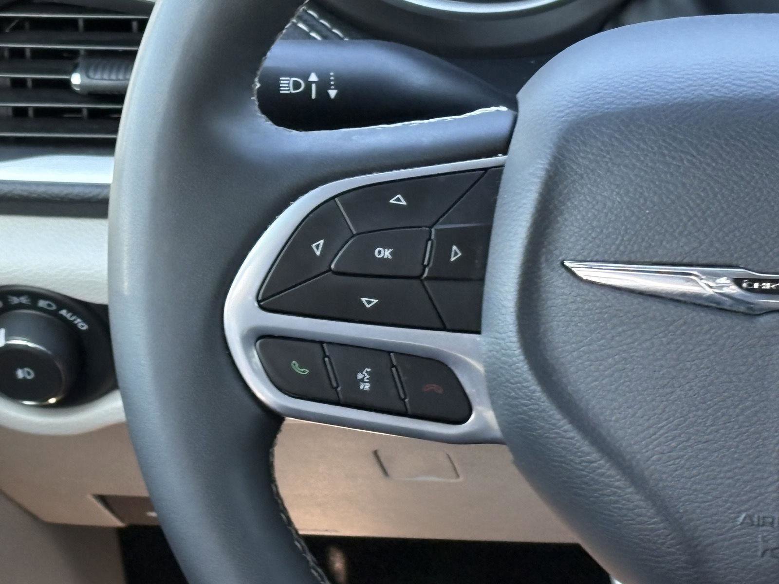 Used 2024 Chrysler Pacifica Touring-L image 10