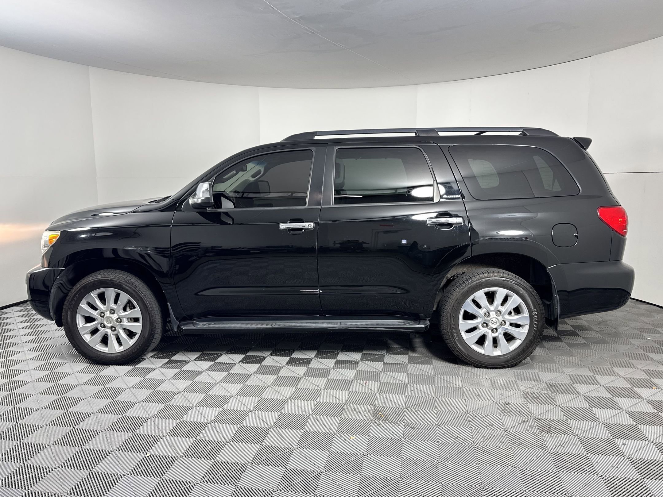 Used 2016 Toyota Sequoia Platinum image 2