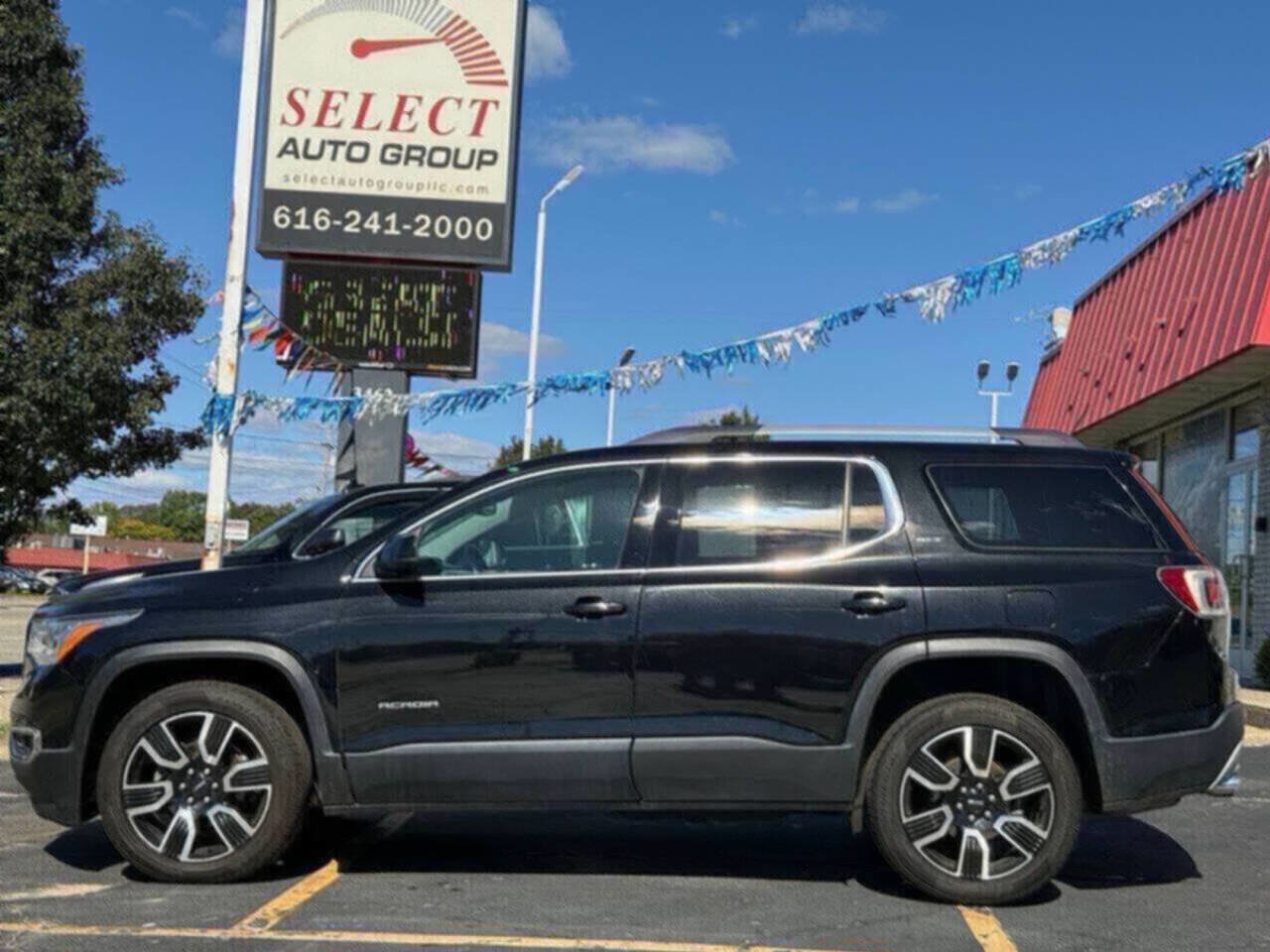 Used 2019 GMC Acadia SLT w/ LPO, Black Accent Package FWD image 2