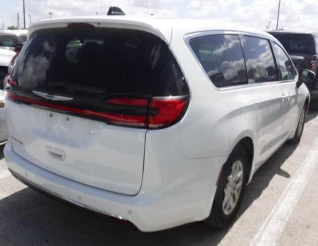 Used 2023 Chrysler Pacifica Touring-L image 3