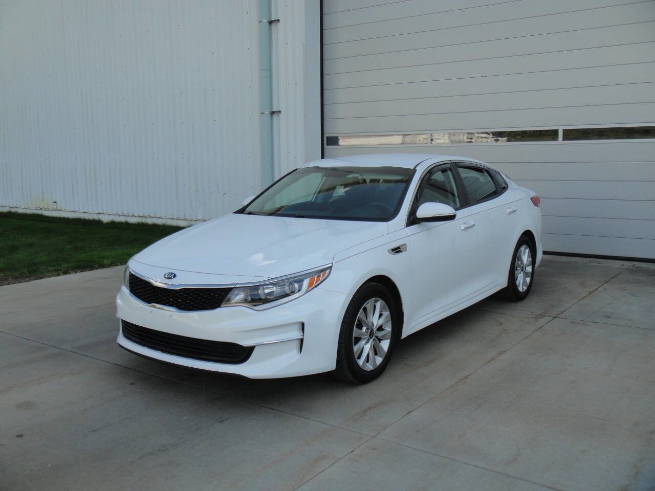 Used 2018 Kia Optima LX w/ 17" Alloy Wheels Package image 2