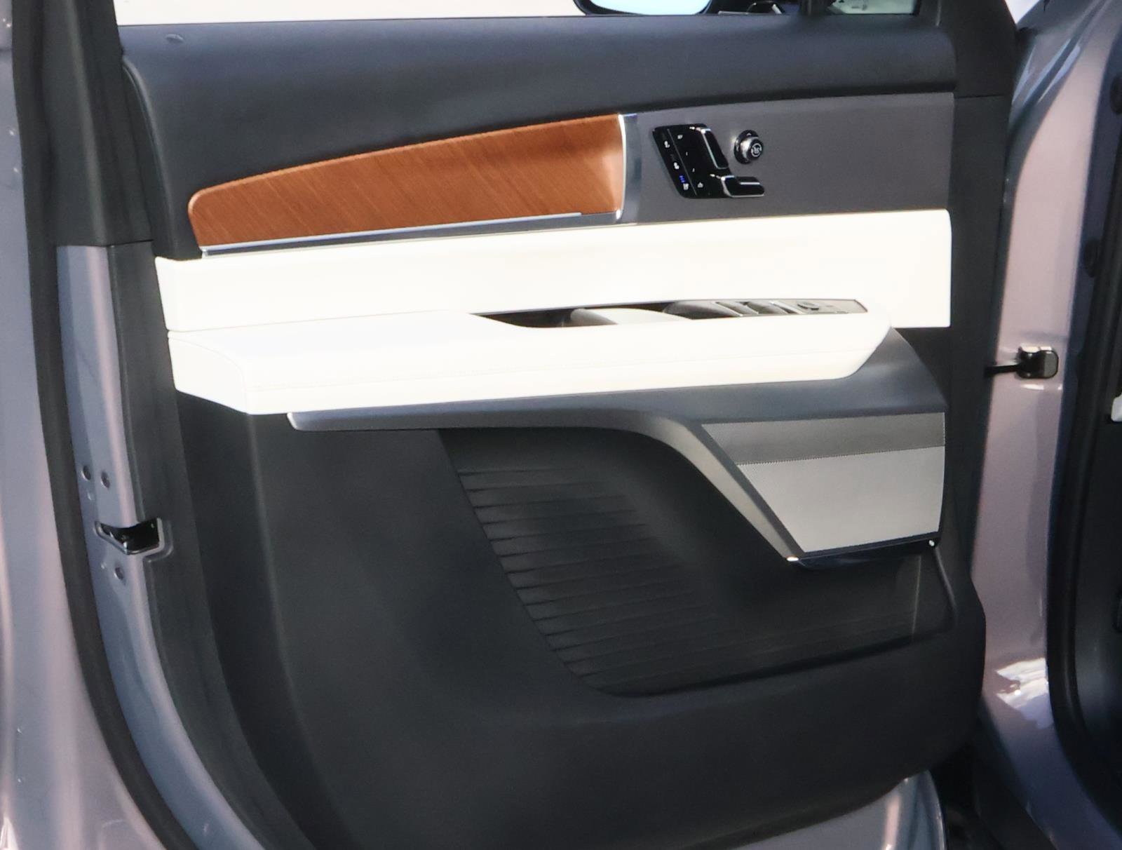 Used 2026 Cadillac Vistiq Luxury image 17