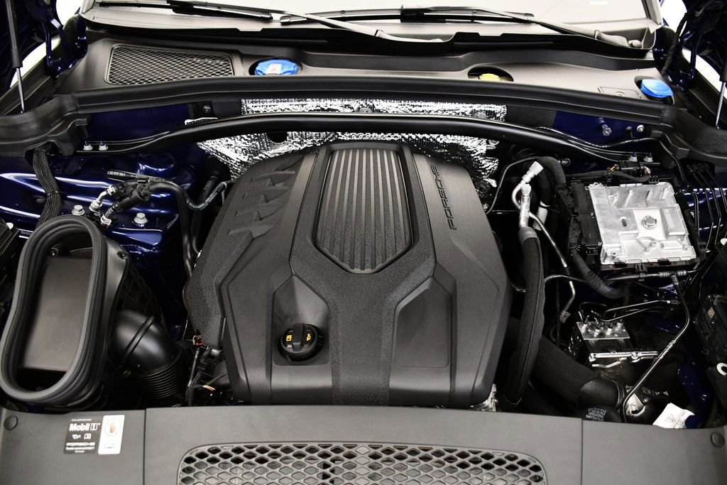 Certified 2025 Porsche Macan image 14
