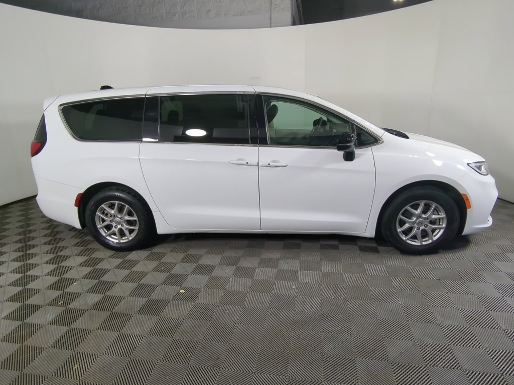 Used 2024 Chrysler Pacifica Touring-L image 18