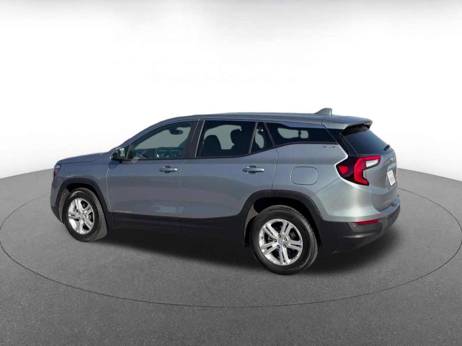 Used 2024 GMC Terrain SLE FWD image 10