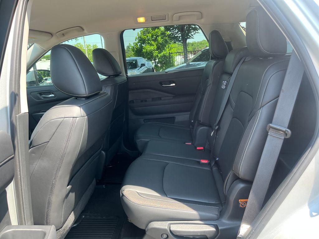 Used 2025 Nissan Pathfinder SL FWD image 26