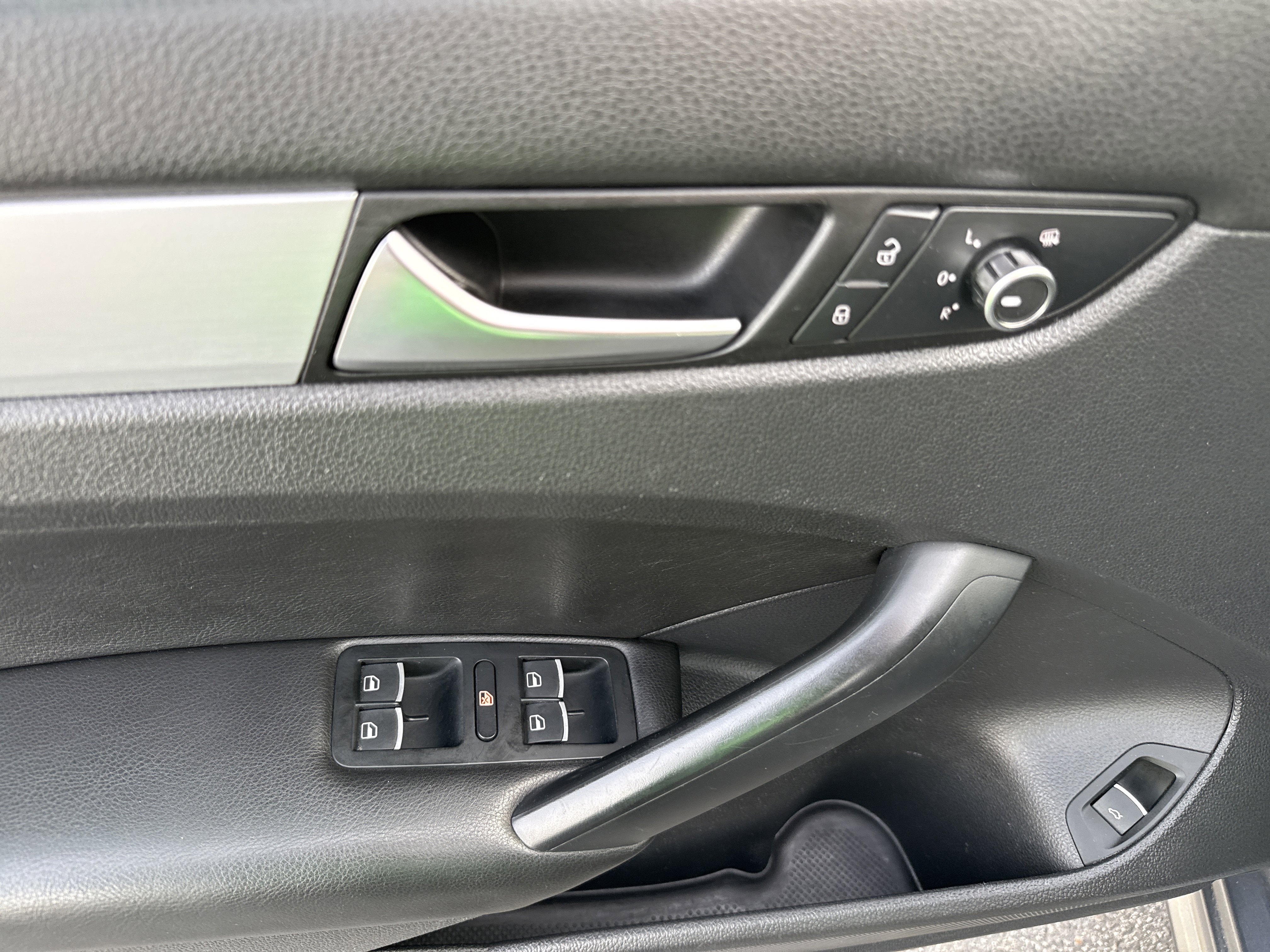 Used 2013 Volkswagen Passat TDI SE image 15