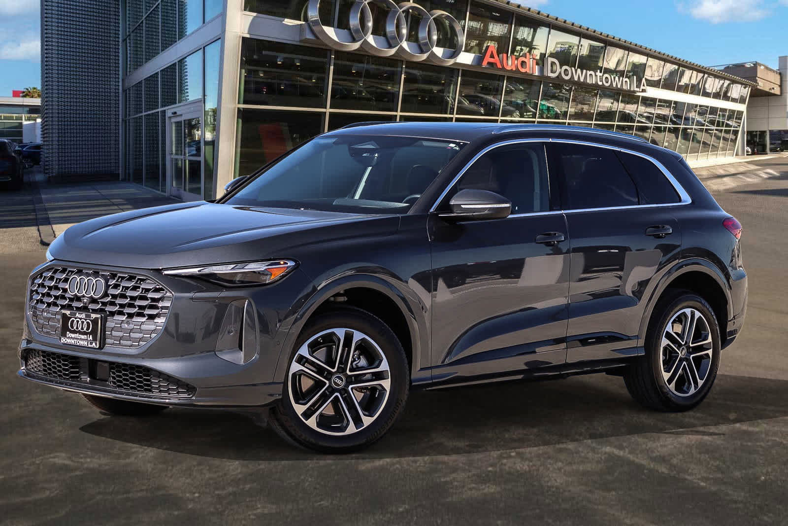 Used 2025 Audi Q5 Premium w/ Convenience Package image 1