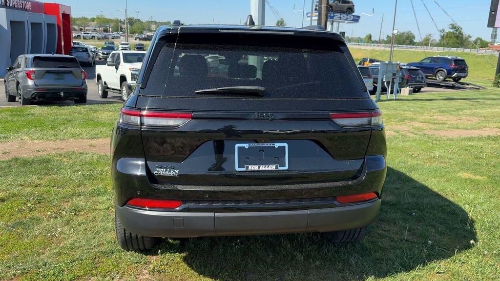 Used 2023 Jeep Grand Cherokee Altitude AWD/4WD image 6
