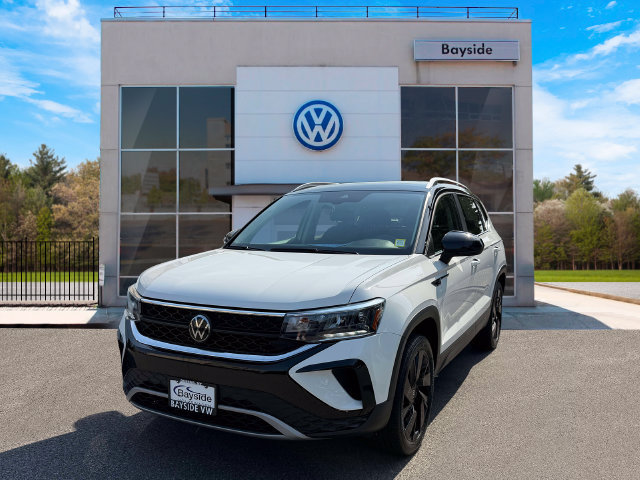 Used 2023 Volkswagen Taos SE w/ Panoramic Sunroof Package AWD/4WD image 4