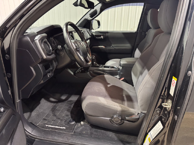 Used 2018 Toyota Tacoma TRD Sport AWD/4WD image 10