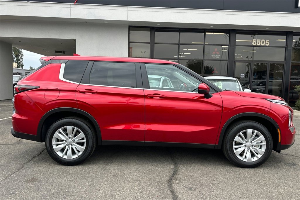 New 2025 Mitsubishi Outlander ES image 4