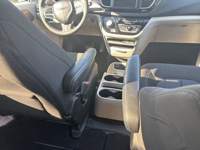 Used 2023 Chrysler Voyager LX image 35
