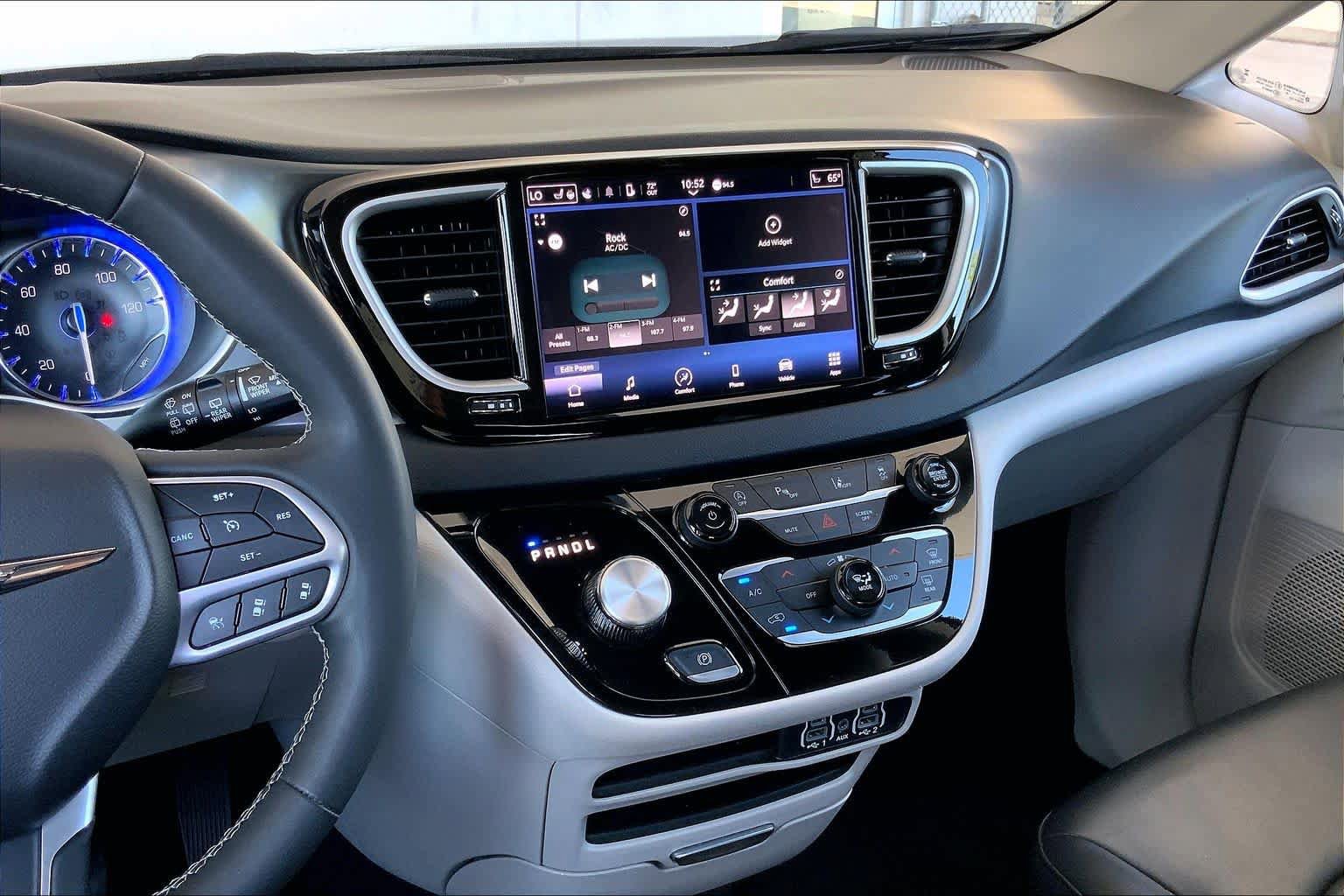 Used 2023 Chrysler Pacifica Touring-L FWD image 7