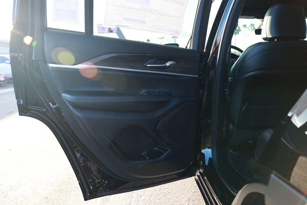 New 2025 Jeep Grand Cherokee Limited image 31