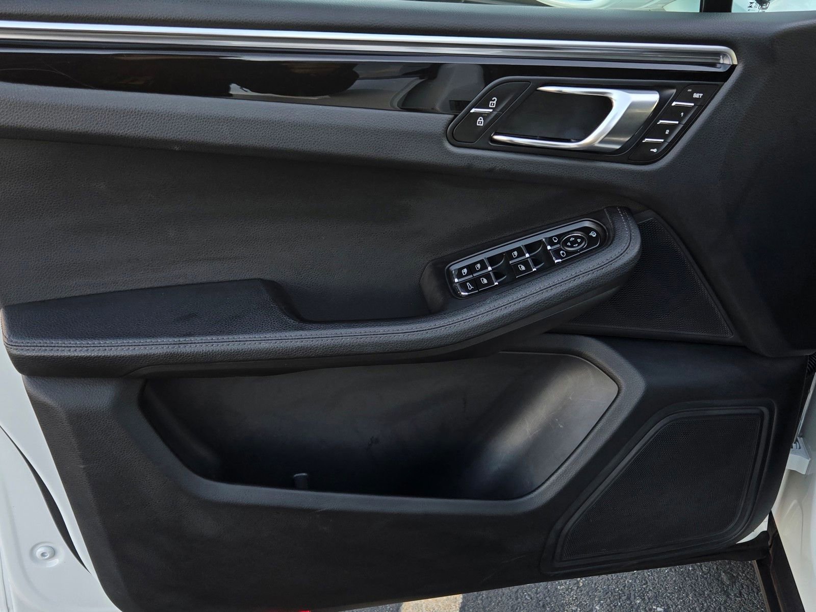 Used 2024 Porsche Macan image 9