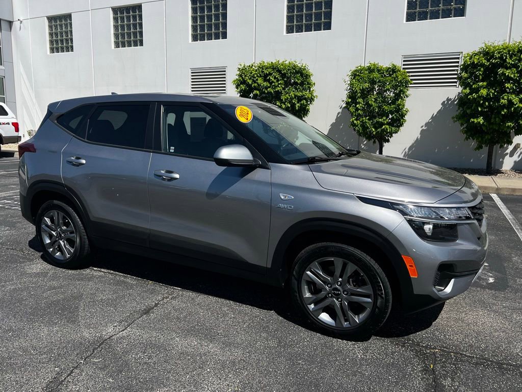 Used 2023 Kia Seltos LX AWD/4WD image 4