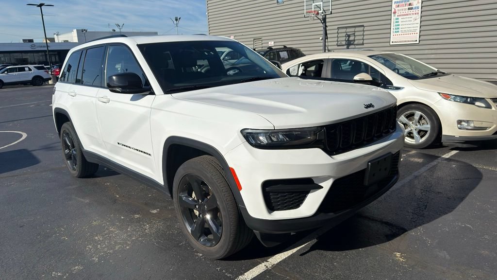 Used 2023 Jeep Grand Cherokee Altitude AWD/4WD image 4
