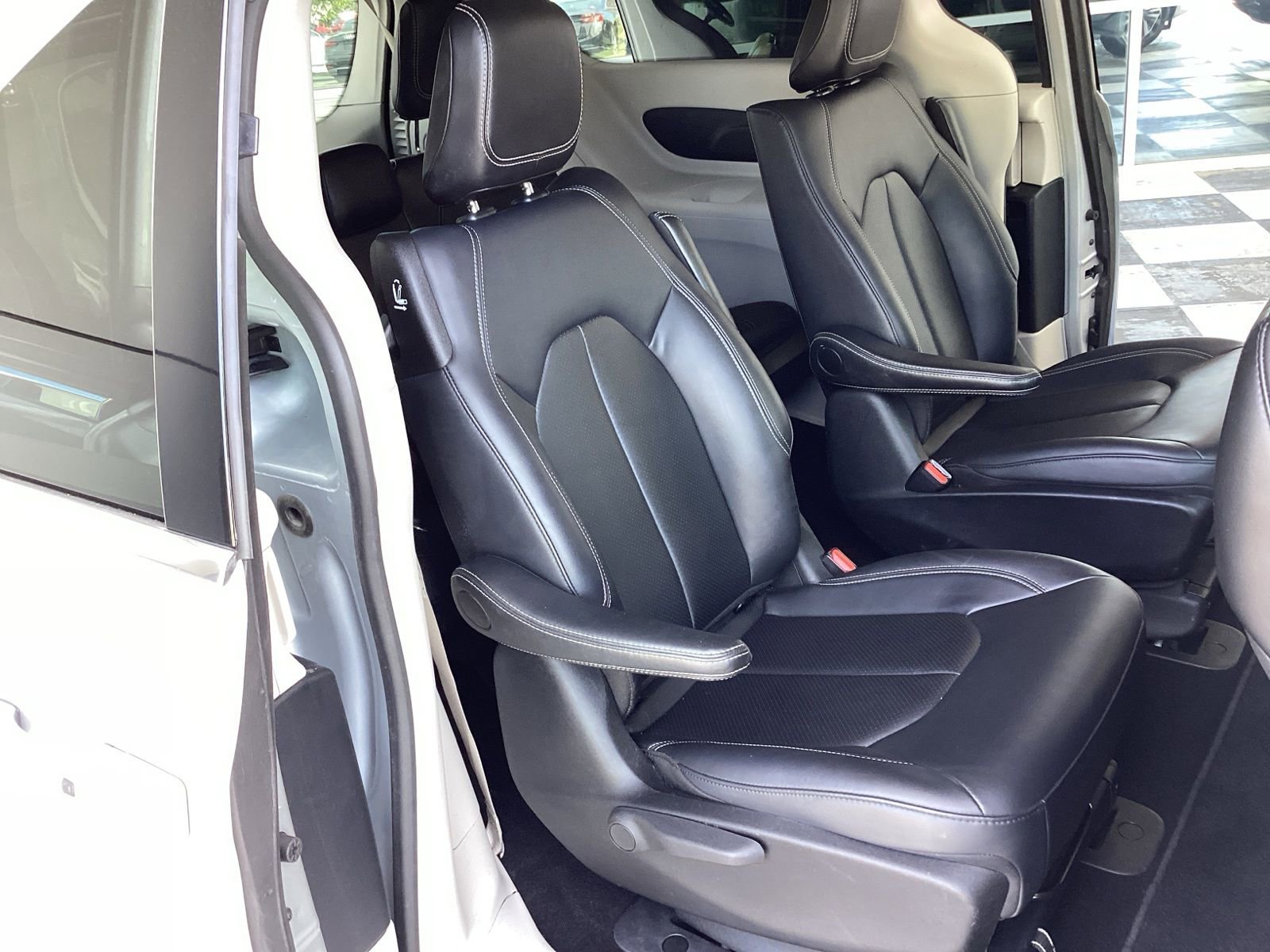 Used 2024 Chrysler Pacifica Select image 20