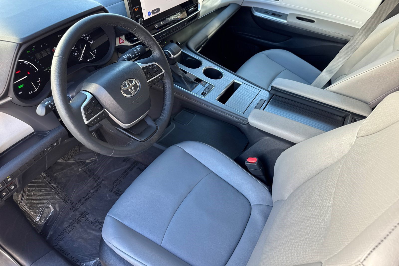 Used 2025 Toyota Sienna XLE FWD image 4