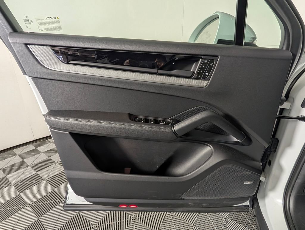 Certified 2025 Porsche Cayenne Coupe image 24