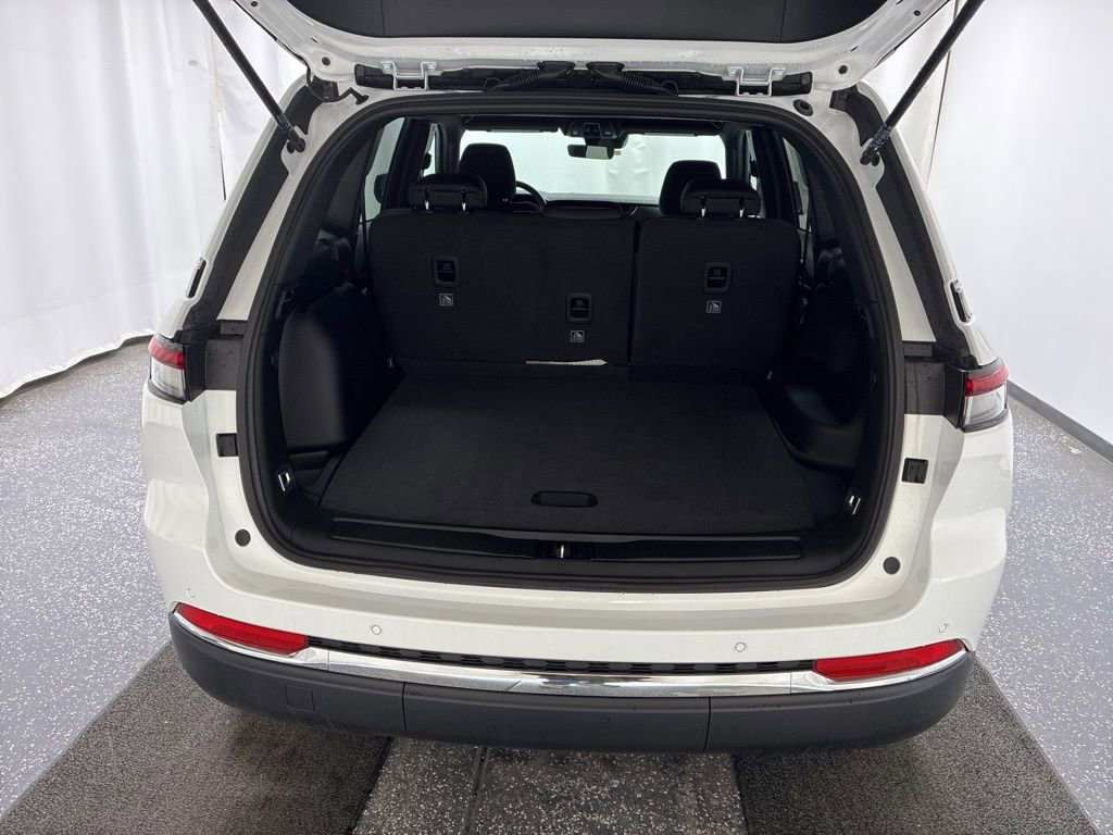 New 2026 Jeep Grand Cherokee Laredo w/ Trailer Tow Package AWD/4WD image 6