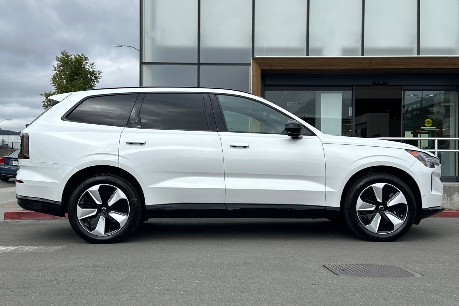 New 2025 Volvo EX90 Plus AWD/4WD image 8